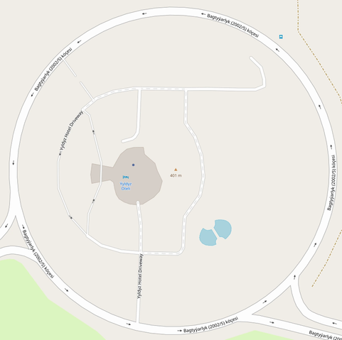 GIF animé d'une carte OpenStreetMap de l'hôtel Yydlyz, à Achgabat au Turkménistan.

Première image : la route circulaire, une partie du bâtiment central et certaines routes de services sont présentes.

Deuxième image : tous les objets sont redessinées, le bâtiment centrale prend son emprise réelle, les barrières, les deux terrain de sport au sud, tous les arbres et zone d'herbe apparaissent !