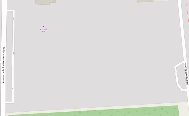 GIF animé d'une carte OpenStreetMap dans la ville de Montévrain, à l'est de Paris, en France.

Première image : il n'y a pas de bâtiment, la zone est déjà dans une zone résidentielle, il y a uniquement les routes sur les bord gauche et droite de l'image, et un seul POI (Alerte Hit).

Deuxième image : tous les bâtiments, les chemins piétons, les zones d'herbe, les arbres individuellement, les places de parking et les zones de parking apparaissent. Les boutiques autour des deux bâtiments centraux de la place, les adresses dans la zone et le nom du quartier "Carré M", sont ajoutés.